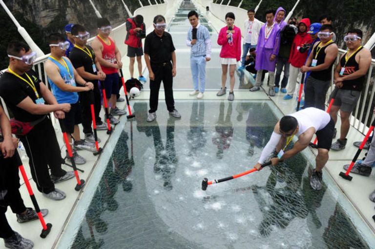 Cách phá kính cường lực (không dùng đến) 1 cách an toàn nhất