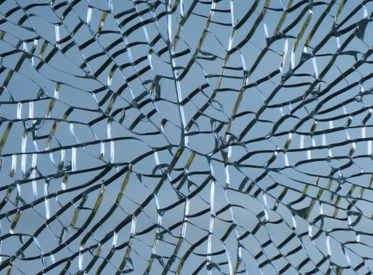 Cách phá kính cường lực (không dùng đến) 1 cách an toàn nhất