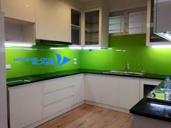 Lý do nên sử dụng kính màu thay gạch men ốp tường bếp