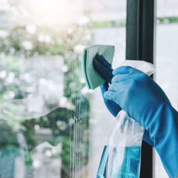 Hướng dẫn cách tẩy vết ố trên kính cường lực đơn giản